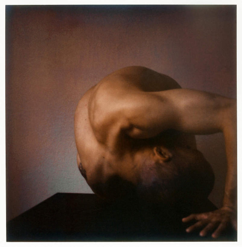 西方人,脸,头,脸颊,一个人,竖图,室内,特写,白天,桌面,桌子,欧洲,欧洲人,仅一个男性,仅一个人,撑,黑色背景,裸露,仅一个年轻男性,背面,摄影,影棚,赤裸,姿态,撑着,裸,男人,男性,年轻男性,白种人,头部,脸部,脸蛋,面部,半身,彩图,影棚拍摄,拍摄