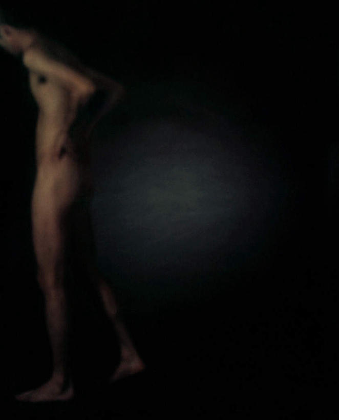 西方人,一个人,站,竖图,室内,白天,侧面,欧洲,欧洲人,仅一个男性,仅一个人,黑色背景,手叉腰,裸露,仅一个年轻男性,叉腰,站着,摄影,影棚,赤裸,双手叉腰,裸,男人,男性,年轻男性,白种人,站立,彩图,全身,影棚拍摄,拍摄