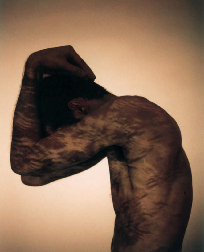 西方人,一个人,站,竖图,室内,特写,白天,侧面,欧洲,欧洲人,仅一个男性,仅一个人,黄色背景,裸露,仅一个年轻男性,站着,摄影,影棚,赤裸,双手抱头,姿态,痛苦,裸,特效,男人,男性,年轻男性,白种人,站立,半身,彩图,影棚拍摄,拍摄