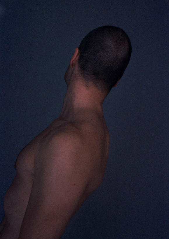 西方人,一个人,站,竖图,室内,特写,白天,侧面,欧洲,欧洲人,仅一个男性,仅一个人,黑色背景,裸露,仅一个年轻男性,回头,站着,转头,摄影,影棚,赤裸,裸,男人,男性,年轻男性,白种人,站立,半身,彩图,影棚拍摄,拍摄