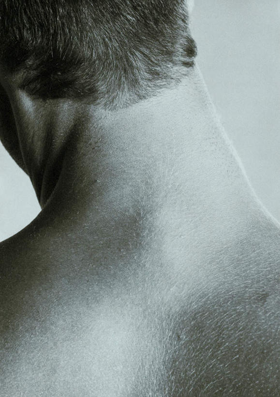 西方人,一个人,站,竖图,室内,特写,白天,白色背景,欧洲,欧洲人,仅一个男性,仅一个人,裸露,仅一个年轻男性,背面,站着,摄影,影棚,赤裸,裸,男人,男性,年轻男性,白种人,颈,颈部,站立,半身,彩图,影棚拍摄,拍摄