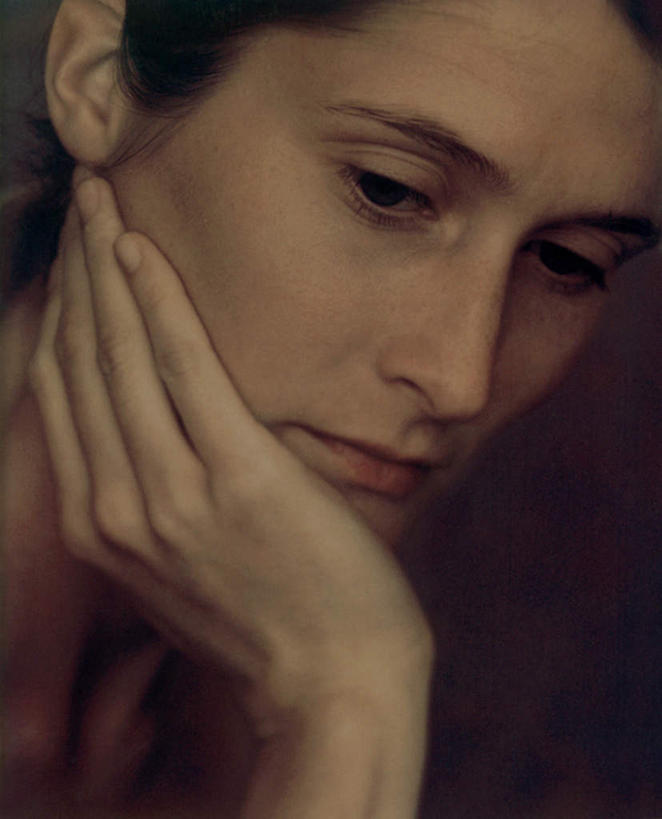 西方人,脸,头,脸颊,一个人,站,竖图,室内,特写,白天,正面,失败,欧洲,欧洲人,仅一个女性,仅一个人,撑,黑色背景,沮丧,托腮,注视,低头,看,托,站着,仅一个中年女性,难受,无奈,摄影,影棚,失望,悲伤,伤心,难过,关注,托下巴,失落,颓废,挫败,受挫,落败,落空,错过,失足,失意,失策,失算,颓丧,衰颓,悲哀,懊丧,颓靡,气馁,丧气,败北,挫折,失利,女人,女性,中年女性,白种人,头部,脸部,脸蛋,面部,站立,半身,彩图,影棚拍摄,拍摄