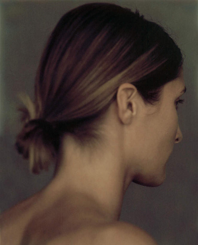 西方人,脸,头,脸颊,一个人,站,竖图,室内,特写,白天,侧面,欧洲,欧洲人,仅一个年轻女性,仅一个女性,仅一个人,黑色背景,注视,看,站着,摄影,影棚,盘发,关注,年轻女性,女人,女性,白种人,头部,长发,脸部,脸蛋,面部,站立,半身,彩图,影棚拍摄,拍摄