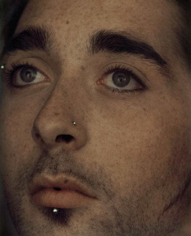 西方人,脸,头,脸颊,一个人,站,竖图,室内,特写,白天,正面,欧洲,欧洲人,仅一个男性,仅一个人,黑色背景,注视,仅一个年轻男性,饰品,看,站着,摄影,影棚,关注,唇钉,男人,男性,年轻男性,白种人,头部,脸部,脸蛋,面部,抬头,仰头,站立,半身,彩图,影棚拍摄,拍摄