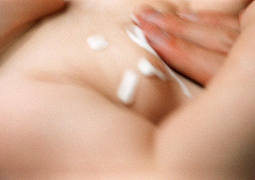 西方人,儿童,家庭,母亲,儿子,站,躺,摸,横图,俯视,室内,特写,白天,纯洁,欧洲,欧洲人,抚摸,裸露,小孩,站着,温暖,温馨,母子,一家人,可爱,母爱,童年,童趣,和睦,裸,爽身粉,童真,烂漫,无邪,天真,男孩,年轻女性,女人,女性,白种人,孩子,年轻人,触摸,接触,躺着,站立,半身,彩图,高角度拍摄,融洽,男生