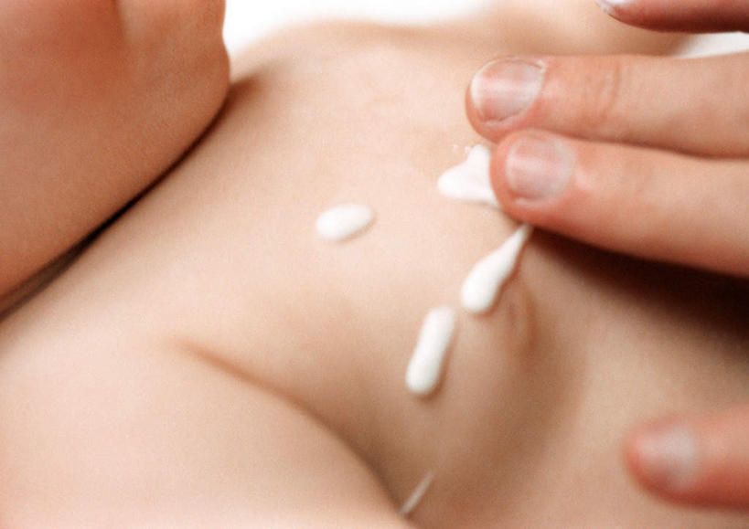 西方人,儿童,两个人,家庭,母亲,儿子,躺,摸,横图,室内,特写,白天,正面,美容,纯洁,欧洲,欧洲人,抚摸,护肤,裸露,小孩,保养,温暖,温馨,母子,一家人,可爱,母爱,童年,童趣,和睦,裸,童真,烂漫,无邪,养颜,乳霜,天真,男孩,年轻女性,女人,女性,白种人,孩子,年轻人,触摸,接触,躺着,半身,彩图,融洽,男生