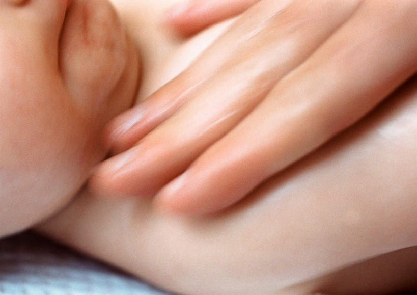 西方人,儿童,手,两个人,家庭,母亲,儿子,躺,摸,横图,室内,特写,白天,正面,美容,纯洁,欧洲,欧洲人,抚摸,护肤,裸露,小孩,保养,温暖,温馨,母子,一家人,手部,可爱,母爱,童年,童趣,抹,和睦,裸,童真,烂漫,无邪,养颜,乳霜,天真,男孩,年轻女性,女人,女性,白种人,孩子,年轻人,触摸,接触,躺着,半身,彩图,融洽,男生