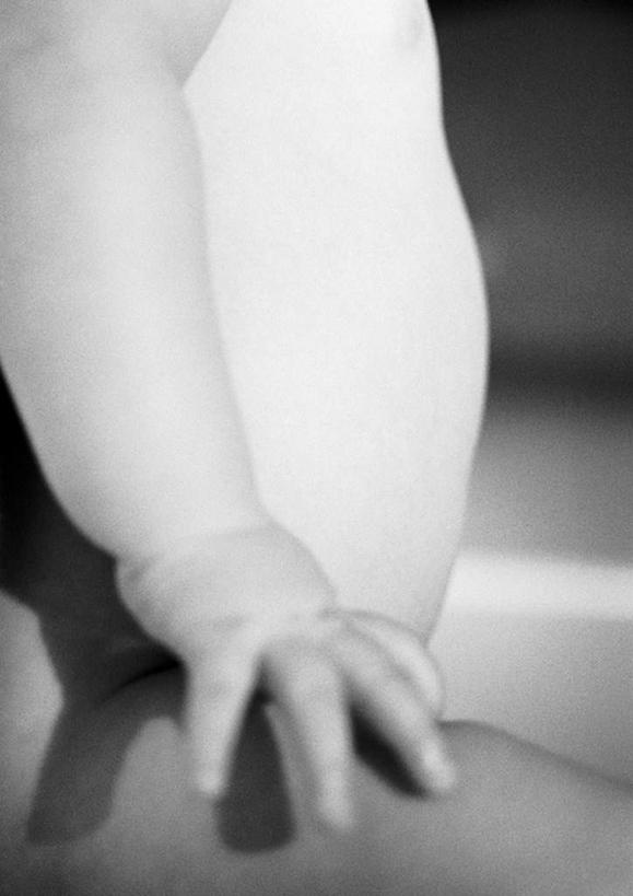 西方人,婴儿,儿童,手,一个人,坐,竖图,黑白,室内,特写,白天,侧面,纯洁,欧洲,欧洲人,仅一个人,小孩,手部,可爱,头像,活泼,宝宝,纯真,烂漫,无邪,伶俐,天真,白种人,孩子,张开手臂,坐着,半身