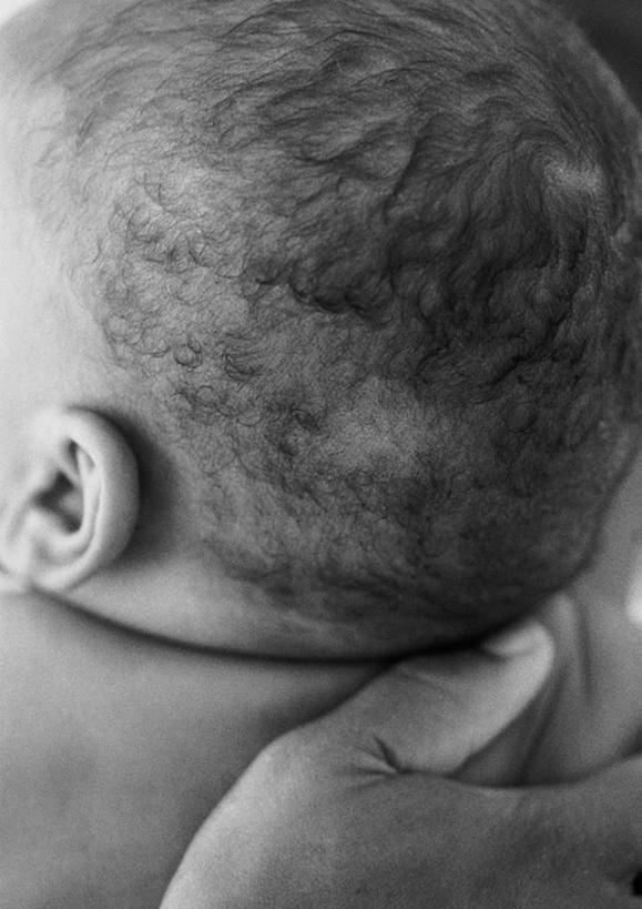 西方人,儿童,头发,两个人,家庭,母亲,儿子,坐,抱,竖图,黑白,室内,白天,正面,纯洁,欧洲,欧洲人,小孩,黑色,温暖,温馨,母子,一家人,可爱,母爱,童年,童趣,抱着,和睦,搂着,后脑勺,童真,烂漫,无邪,天真,男孩,年轻女性,女人,女性,白种人,孩子,年轻人,搂,搂抱,坐着,半身,融洽,短发,男生