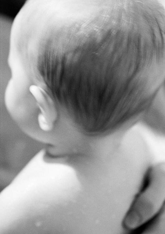 西方人,儿童,头发,两个人,家庭,母亲,儿子,坐,摸,竖图,俯视,黑白,室内,白天,纯洁,欧洲,欧洲人,抚摸,小孩,黑色,温暖,温馨,母子,一家人,可爱,母爱,童年,童趣,和睦,后脑勺,童真,烂漫,无邪,天真,男孩,年轻女性,女人,女性,白种人,孩子,年轻人,触摸,接触,坐着,半身,高角度拍摄,融洽,短发,男生