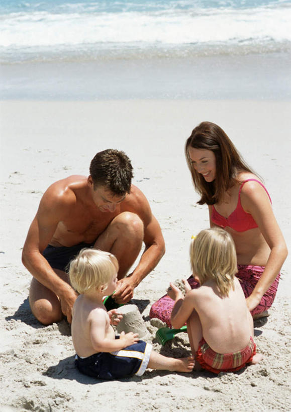 西方人,儿童,背部,四个人,家庭,父亲,女儿,坐,竖图,室外,白天,正面,旅游,度假,游戏,纯洁,海浪,海洋,美景,欧洲,欧洲人,景观,浪花,玩,娱乐,小孩,自然,海水,享受,休闲,温暖,温馨,父女,一家人,景色,放松,父爱,可爱,童年,童趣,和睦,自然风光,海景,童真,烂漫,无邪,天真,男人,男性,年轻男性,女孩,白种人,孩子,年轻人,大海,风浪,海,海水的波动,近岸浪,涌浪,玩耍,嬉戏,坐着,彩图,全身,融洽,女生