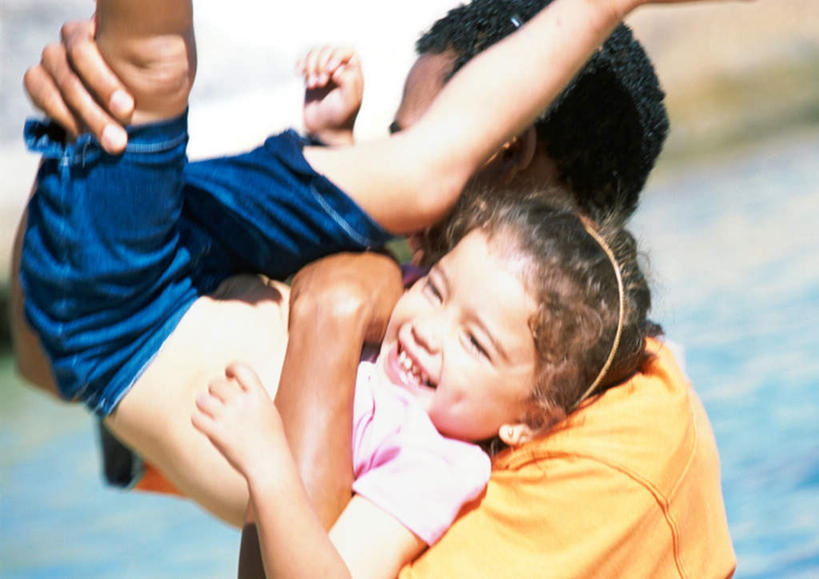 西方人,儿童,背部,两个人,家庭,父亲,女儿,儿子,站,抱,笑,微笑,露齿笑,横图,室外,白天,正面,纯洁,海浪,海洋,欧洲,欧洲人,阴影,光线,影子,浪花,小孩,阳光,海水,站着,温暖,温馨,父女,父子,一家人,父爱,可爱,童年,童趣,抱着,和睦,搂着,海景,童真,烂漫,无邪,天真,男孩,男人,男性,年轻男性,女孩,女人,女性,白种人,孩子,年轻人,大海,风浪,海,海水的波动,近岸浪,涌浪,搂,搂抱,站立,半身,彩图,融洽,男生,女生