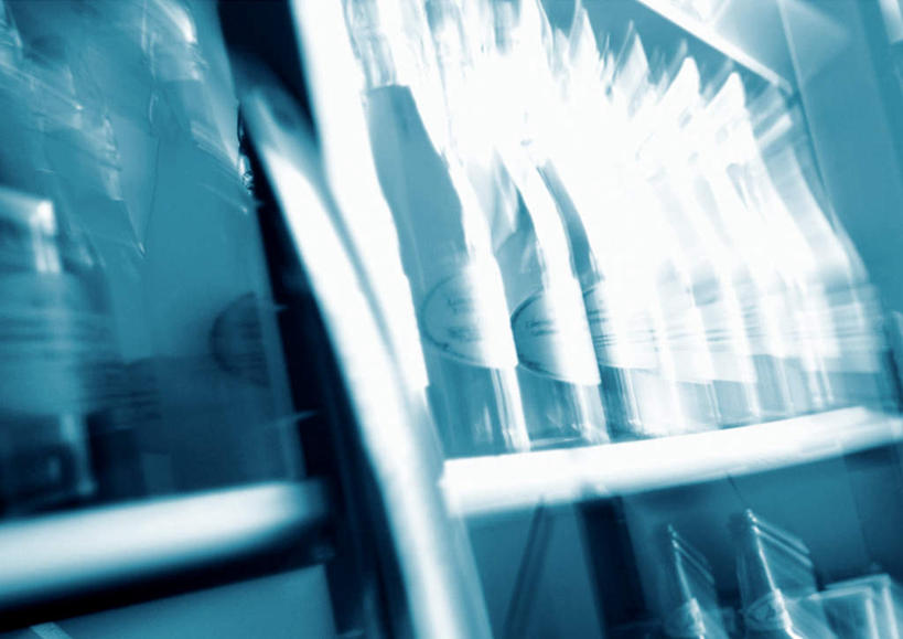 葡萄酒,无人,横图,室内,白天,正面,窗户,一排,许多,朦胧,模糊,整齐,玻璃窗,玻璃制品,酒瓶,排列,玻璃瓶,瓶子,队列,彩图