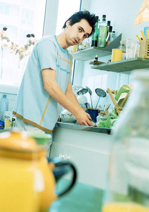 西方人,一个人,站,竖图,室内,白天,侧面,厨房,窗户,柜子,餐具,欧洲,欧洲人,仅一个男性,仅一个人,洗,玻璃窗,仅一个年轻男性,橱柜,碗,站着,清理,男人,男性,年轻男性,白种人,进餐用具,烹调用具,清洗,站立,半身,彩图,灶间