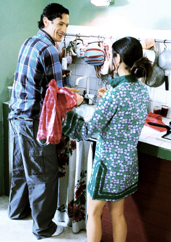 西方人,两个人,夫妻,站,笑,微笑,露齿笑,竖图,室内,白天,正面,爱情,厨房,柜子,欧洲,欧洲人,一排,悬挂,整齐,壶,浪漫,相视,水壶,排列,背面,茶壶,橱柜,站着,面对面,恩爱,恋人,对视,队列,相对,相看,男人,男性,年轻男性,年轻女性,女人,女性,白种人,情侣,站立,半身,彩图,灶间,伴侣