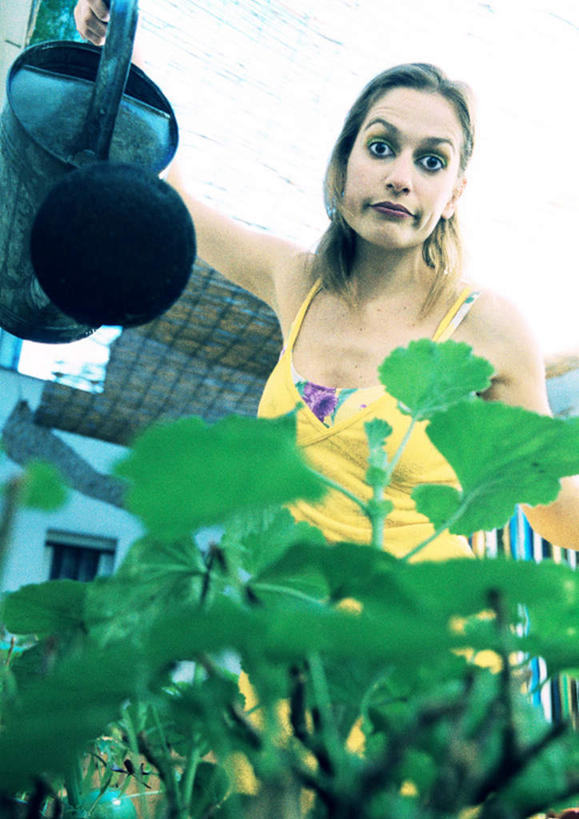 西方人,一个人,站,竖图,室内,白天,正面,植物,欧洲,欧洲人,仅一个年轻女性,仅一个女性,仅一个人,工具,壶,盆栽,园艺,盆景,拿,洒水壶,拿着,绿色,自然,站着,鬼脸,生长,成长,年轻女性,女人,女性,白种人,站立,半身,彩图