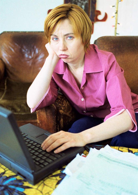 西方人,一个人,坐,竖图,室内,白天,正面,电脑,笔记本电脑,桌面,桌子,欧洲,欧洲人,仅一个年轻女性,仅一个女性,仅一个人,撑,敲打,网络,托腮,输入,通讯设备,打字,托,点击,焦虑,敲击,无线,郁闷,忧虑,托下巴,通信设备,无线网络,无线上网,便携式电脑,按键,手提电脑,年轻女性,女人,女性,白种人,坐着,半身,彩图