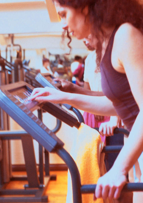 西方人,一个人,健身房,站,竖图,室内,白天,侧面,锻炼,运动,显示器,欧洲,欧洲人,仅一个年轻女性,仅一个女性,仅一个人,屏幕,拿,拿着,显示屏,站着,操作,输出设备,体育,按键,年轻女性,女人,女性,白种人,站立,半身,彩图,健身,健身馆,跑步机