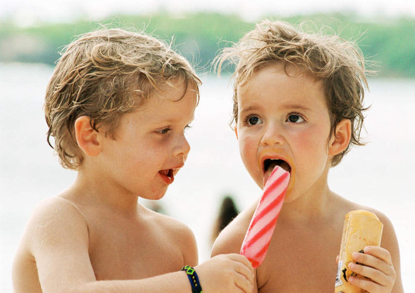 西方人,儿童,两个人,伙伴,朋友,站,吃,横图,室外,白天,正面,友谊,纯洁,植物,欧洲,欧洲人,朦胧,模糊,食品,甜点,甜品,拿,拿着,裸露,树,树木,食物,小孩,绿色,自然,甜食,站着,张嘴,可爱,童年,童趣,生长,成长,冰棒,裸,张大嘴巴,童真,烂漫,无邪,天真,友情,男孩,男人,男性,女孩,女人,女性,白种人,孩子,张开嘴,嚼,食,站立,半身,彩图,男生,女生