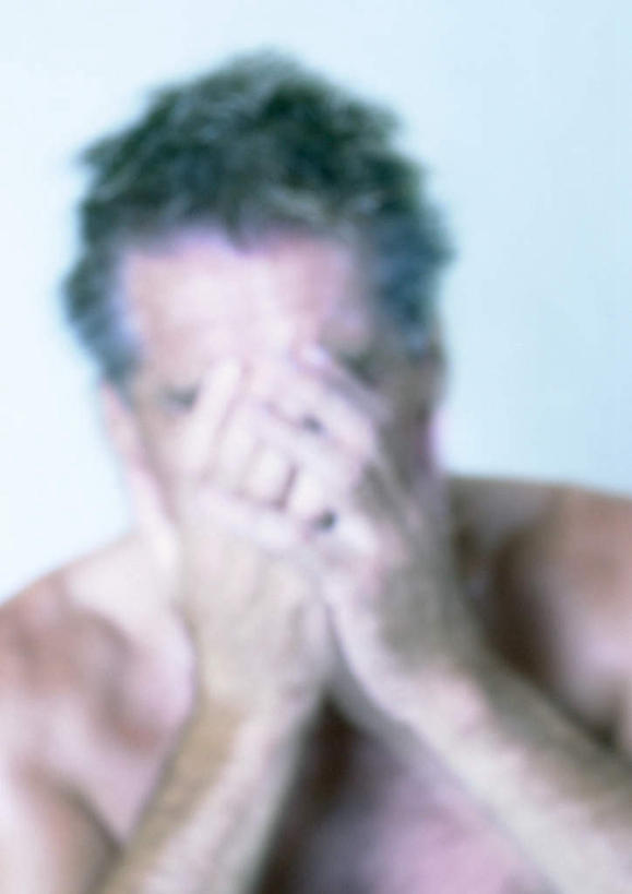 西方人,脸,头,脸颊,一个人,站,双手交叉,竖图,室内,白天,白色背景,正面,欧洲,欧洲人,仅一个男性,仅一个人,站着,仅一个老年男性,遮,摄影,影棚,遮挡,遮盖,遮蔽,老年男性,男人,男性,白种人,头部,脸部,脸蛋,面部,十字手,站立,半身,彩图,影棚拍摄,拍摄