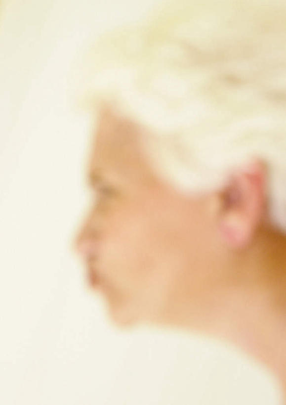 西方人,一个人,站,竖图,室内,白天,白色背景,侧面,欧洲,欧洲人,仅一个女性,仅一个人,朦胧,模糊,站着,鬼脸,摄影,仅一个老年女性,影棚,老年女性,女人,女性,白种人,站立,半身,彩图,影棚拍摄,拍摄