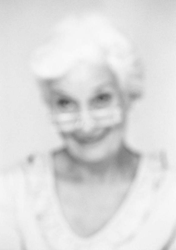 西方人,一个人,站,竖图,室内,白天,白色背景,正面,欧洲,欧洲人,仅一个女性,仅一个人,眼镜,站着,摄影,仅一个老年女性,影棚,近视眼镜,老年女性,女人,女性,白种人,站立,半身,彩图,影棚拍摄,拍摄