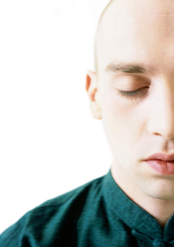 西方人,一个人,站,闭眼,竖图,室内,白天,白色背景,正面,民族服装,欧洲,欧洲人,仅一个男性,仅一个人,仅一个年轻男性,站着,摄影,影棚,冥想,男人,男性,年轻男性,白种人,闭眼睛,闭着眼,闭着眼睛,站立,半身,彩图,影棚拍摄,传统服装,民俗服,拍摄