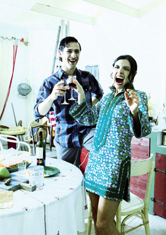 点心,葡萄酒,西方人,两个人,伙伴,朋友,站,笑,大笑,竖图,室内,白天,正面,兴奋,友谊,餐桌,桌子,杯子,椅子,欧洲,欧洲人,高脚杯,罐子,饭厅,木椅,食品,甜点,甜品,红酒杯,拿,拿着,玻璃制品,食物,糕点,玻璃瓶,酒杯,瓶子,甜食,站着,张嘴,餐台,张大嘴巴,哈哈大笑,友情,男人,男性,年轻男性,年轻女性,女人,女性,白种人,玻璃杯,张开嘴,站立,半身,彩图,高兴,狂笑