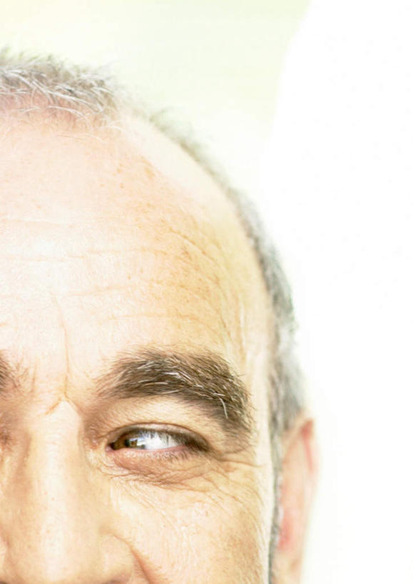 西方人,脸,头,眼睛,脸颊,眉毛,睫毛,一个人,站,竖图,室内,特写,白天,白色背景,正面,欧洲,欧洲人,瞳孔,仅一个男性,仅一个人,注视,观察,看,站着,仅一个老年男性,鬼脸,眼部,摄影,影棚,观看,察看,关注,老年男性,男人,男性,白种人,头部,睫,脸部,脸蛋,眉,面部,眼,眼睫毛,眼眉,站立,半身,彩图,影棚拍摄,拍摄,眼眉毛