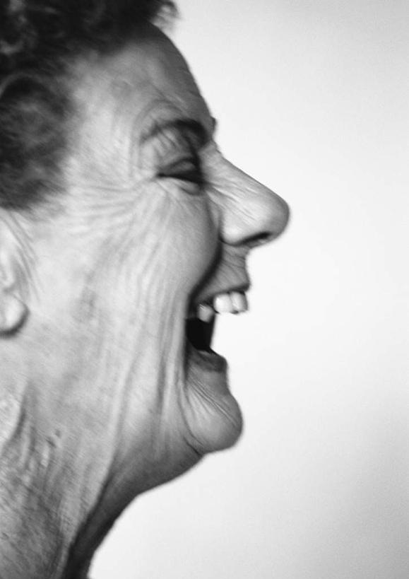 西方人,脸,头,眼睛,鼻子,嘴,脸颊,眉毛,睫毛,一个人,站,笑,大笑,竖图,黑白,室内,特写,白天,白色背景,侧面,兴奋,欧洲,欧洲人,瞳孔,仅一个女性,仅一个人,站着,张嘴,眼部,摄影,仅一个老年女性,影棚,张大嘴巴,哈哈大笑,老年女性,女人,女性,白种人,头部,鼻,鼻孔,睫,口,口腔,脸部,脸蛋,眉,面部,眼,眼睫毛,眼眉,嘴巴,嘴唇,张开嘴,站立,半身,影棚拍摄,高兴,狂笑,拍摄,眼眉毛