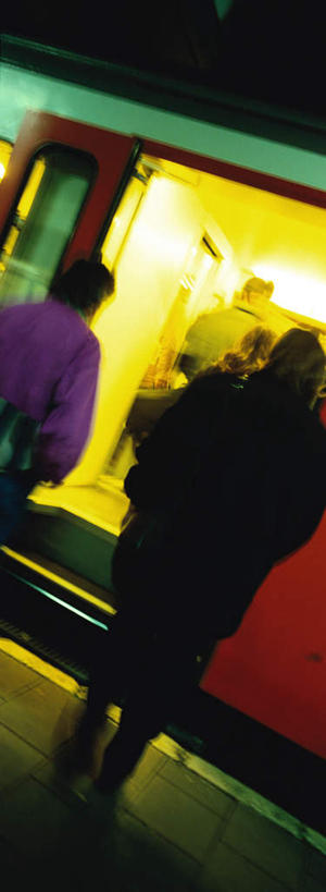 西方人,背部,四个人,站,竖图,室外,夜晚,机器,地铁,路灯,欧洲,欧洲人,行人,朦胧,模糊,灯光,轨道交通,路人,灯,天空,天,站着,起重机,照明设备,过客,男人,男性,年轻男性,年轻女性,女人,女性,白种人,站立,半身,彩图,地铁机动车,地下铁,轻轨