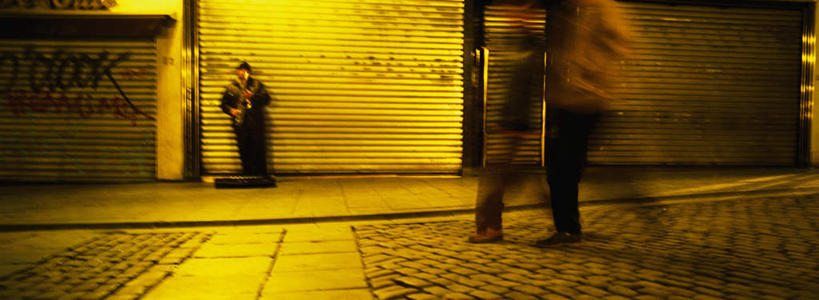 西方人,三个人,商店,站,走,横图,室外,夜晚,正面,道路,路,公路,欧洲,欧洲人,阴影,朦胧,模糊,艺术,光线,金属,影子,灯光,管乐器,乐器,萨克斯,铜管乐器,交通,音乐,拿,拿着,站着,金融,百货,卷帘门,萨克斯风,萨克斯管,贸易,百货公司,男人,男性,年轻男性,年轻女性,女人,女性,白种人,马路,步行,散步,站立,走路,半身,彩图,购物商场,购物中心