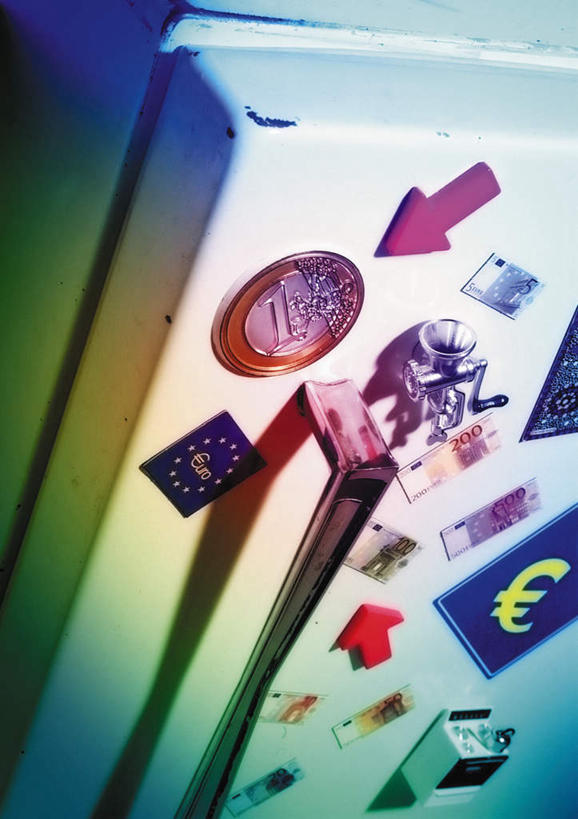 无人,竖图,俯视,室内,特写,白天,许多,阴影,朦胧,模糊,反射,标志,电器,符号,文字,影子,字符,字母,冰箱,欧元,方向,标识,箭头,黄色,红色,蓝色,家电,指向,粘纸,簇,彩图,高角度拍摄