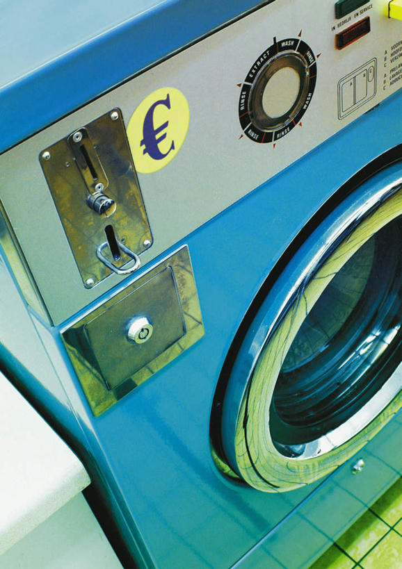 无人,竖图,俯视,室内,特写,白天,窗户,静物,标志,电器,文字,字符,字母,欧元,标识,玻璃窗,一个,洗衣机,单个,家电,家用电器,清洗,洗涤,彩图,高角度拍摄