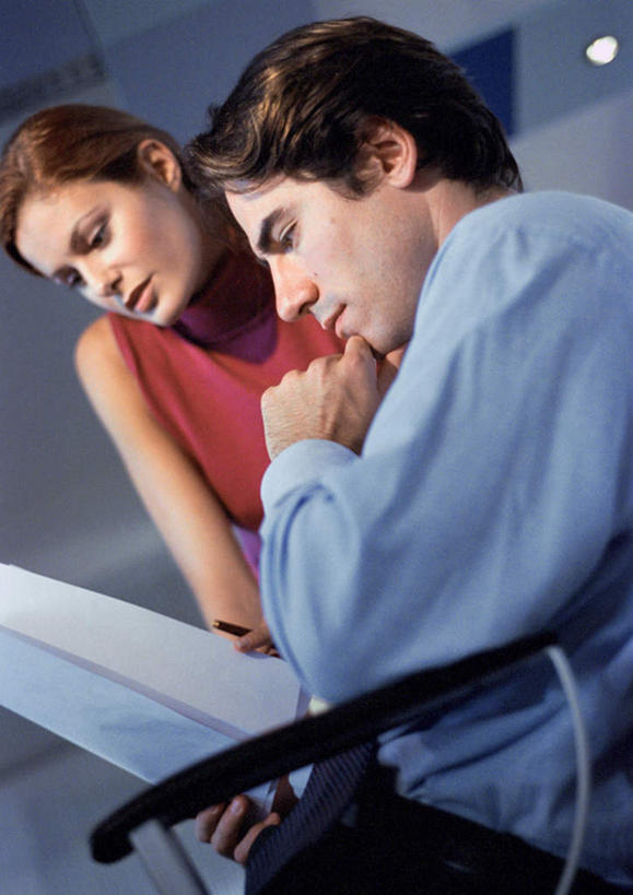 西方人,两个人,同事,商务人士,商务男性,商务女性,站,坐,竖图,室内,白天,仰视,衬衫,成功,合作,团队,集体,信心,欧洲,欧洲人,撑,套装,材料,档案,文件,拿,拿着,托腮,注视,队伍,资料,看,托,站着,领导,成就,关注,托下巴,文档,商务装,合伙,领袖,工薪阶层,男人,男性,女人,女性,中年男性,中年女性,白种人,白领,上班族,站立,坐着,半身,彩图,低角度拍摄,衬衣