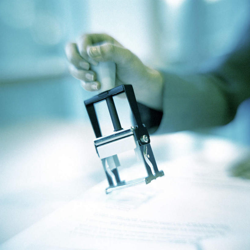 西方人,手,一个人,商务人士,商务女性,站,方图,室内,特写,白天,正面,桌子,欧洲,欧洲人,仅一个女性,仅一个人,套装,朦胧,模糊,材料,档案,工具,文件,办公桌,拿,拿着,资料,站着,仅一个中年女性,手部,文档,商务装,工薪阶层,女人,女性,中年女性,白种人,白领,上班族,站立,半身,彩图,邮戳