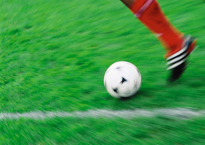 西方人,一个人,运动员,足球场,跑,横图,俯视,室外,特写,白天,运动服,锻炼,快乐,比赛,运动,竞争,足球,草地,欧洲,欧洲人,仅一个男性,仅一个人,服装,朦胧,模糊,娱乐,球,草,仅一个年轻男性,一个,衣服,白色,休闲,球体,服饰,单个,体育运动,衣着,穿着,绿茵场,边线,衣饰,体育,男人,男性,年轻男性,白种人,体育运动员,运动选手,跑步,半身,彩图,高角度拍摄,健身,足球比赛场地,运动装