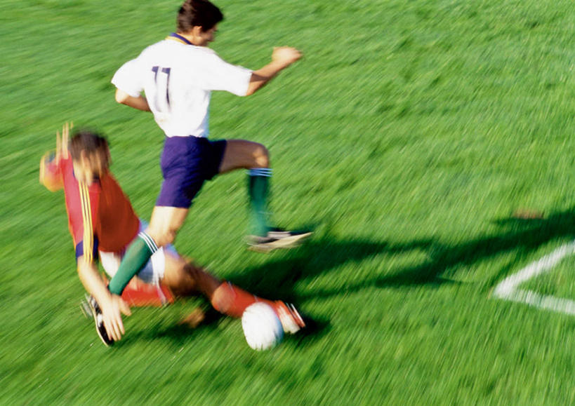 西方人,两个人,同事,运动员,足球场,跑,横图,俯视,室外,白天,运动服,锻炼,快乐,成功,比赛,运动,合作,团队,集体,信心,竞争,足球,草地,欧洲,欧洲人,阴影,服装,朦胧,模糊,光线,铲球,影子,娱乐,队伍,球,草,一个,衣服,白色,阳光,休闲,球体,服饰,单个,领导,体育运动,衣着,成就,穿着,绿茵场,合伙,领袖,衣饰,体育,男人,男性,年轻男性,白种人,体育运动员,运动选手,跑步,彩图,高角度拍摄,全身,健身,足球比赛场地,运动装