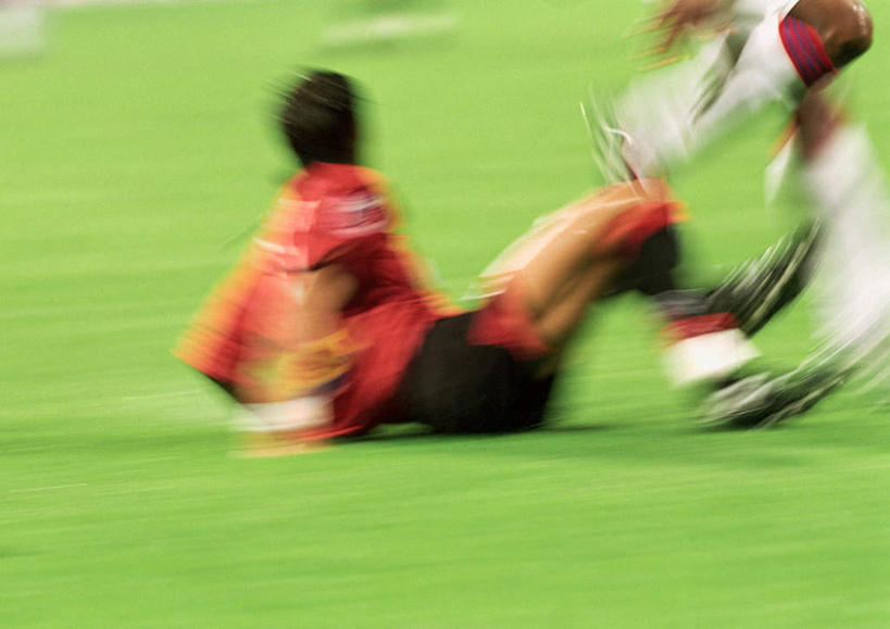 西方人,两个人,同事,运动员,足球场,跑,横图,室外,白天,侧面,运动服,锻炼,快乐,成功,比赛,运动,合作,团队,集体,信心,竞争,足球,草地,欧洲,欧洲人,阴影,服装,朦胧,模糊,光线,铲球,影子,娱乐,队伍,球,草,一个,衣服,白色,阳光,休闲,球体,服饰,单个,领导,体育运动,衣着,成就,穿着,绿茵场,合伙,领袖,衣饰,体育,男人,男性,年轻男性,白种人,体育运动员,运动选手,跑步,彩图,全身,健身,足球比赛场地,运动装