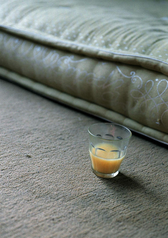 果汁,无人,竖图,俯视,室内,特写,白天,床,地毯,卧室,柑橘,杯子,水果,新鲜,双人床,生食,橙汁,食品,果实,床单,饮品,一杯,被子,玻璃制品,食物,饮料,水杯,有机食品,绿色食品,被单,可口,适口,玻璃杯,橘子,桔子,橙子,橙,彩图,高角度拍摄,睡房,卧房