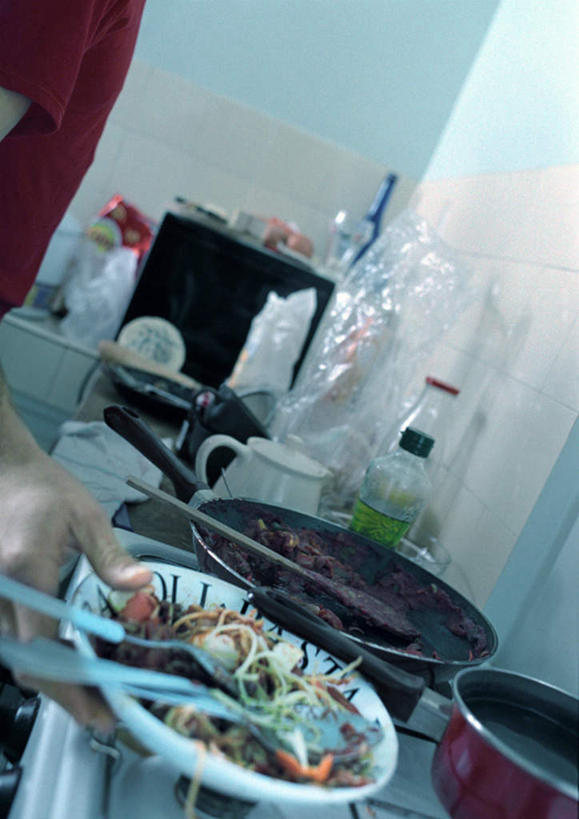 面食,面条,意大利面,西方人,一个人,站,竖图,室内,白天,正面,西餐,厨房,杯子,餐具,欧洲,欧洲人,仅一个男性,仅一个人,朦胧,模糊,炒锅,瓷器,罐子,墙,面,料理,食品,咖啡杯,陶瓷制品,拿,拿着,墙壁,墙面,玻璃制品,食物,仅一个年轻男性,白色,玻璃瓶,瓶子,站着,西式,瓷杯,男人,男性,年轻男性,白种人,进餐用具,烹调用具,站立,半身,彩图,灶间