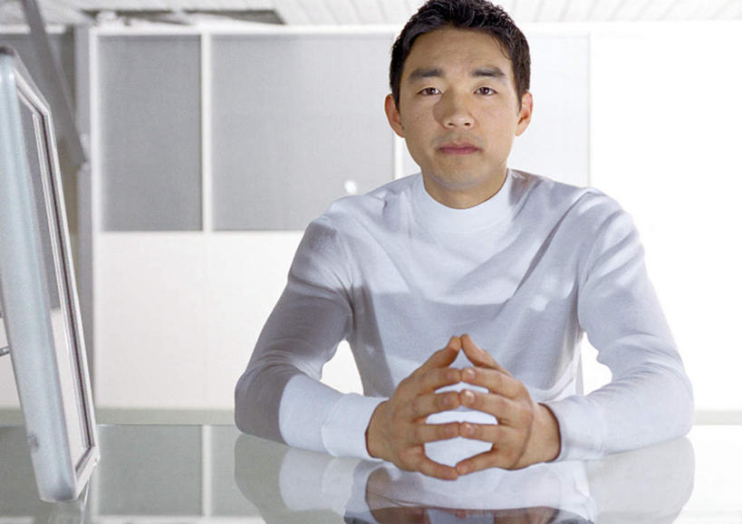 东方人,一个人,商务人士,商务男性,办公室,坐,双手交叉,横图,室内,白天,正面,衬衫,桌子,亚洲,仅一个男性,仅一个人,套装,办公桌,领带,注视,黄种人,仅一个年轻男性,观察,看,观看,察看,关注,商务装,工薪阶层,年轻男性,亚洲人,年轻人,白领,上班族,十字手,坐着,半身,彩图,衬衣