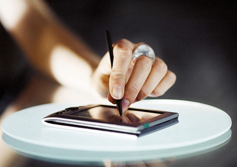 西方人,手,一个人,商务人士,商务女性,站,横图,俯视,室内,特写,白天,桌子,手机,欧洲,欧洲人,仅一个女性,仅一个人,套装,朦胧,模糊,办公桌,手写笔,拿,拿着,通讯设备,站着,仅一个中年女性,手部,商务装,工薪阶层,一部,女人,女性,中年女性,白种人,白领,上班族,站立,半身,彩图,高角度拍摄