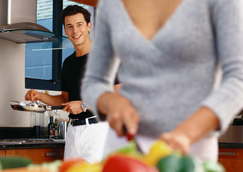 西方人,两个人,站,笑,微笑,露齿笑,横图,室内,白天,正面,爱情,厨房,窗户,辣椒,蔬菜,餐具,欧洲,欧洲人,许多,切开,服装,朦胧,模糊,新鲜,炒锅,食品,浪漫,拿,拿着,注视,休闲装,玻璃窗,食物,衣服,刀,观察,看,切,站着,休闲,温暖,温馨,休闲服,恩爱,恋人,服饰,有机食品,绿色食品,观看,和睦,察看,关注,彩椒,辣角,红海椒,大椒,辣虎,广椒,男人,男性,年轻男性,年轻女性,女人,女性,白种人,情侣,进餐用具,烹调用具,甜椒,柿子椒,辣子,海椒,番椒,灯笼椒,站立,半身,彩图,灶间,伴侣,融洽