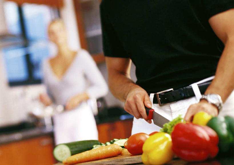 西方人,两个人,站,横图,室内,白天,正面,爱情,厨房,窗户,辣椒,蔬菜,餐具,欧洲,欧洲人,许多,朦胧,模糊,新鲜,炒锅,食品,浪漫,拿,拿着,玻璃窗,食物,刀,切,站着,温暖,温馨,恩爱,恋人,有机食品,绿色食品,和睦,彩椒,辣角,红海椒,大椒,辣虎,广椒,男人,男性,年轻男性,年轻女性,女人,女性,白种人,情侣,进餐用具,烹调用具,甜椒,柿子椒,辣子,海椒,番椒,灯笼椒,站立,半身,彩图,灶间,伴侣,融洽