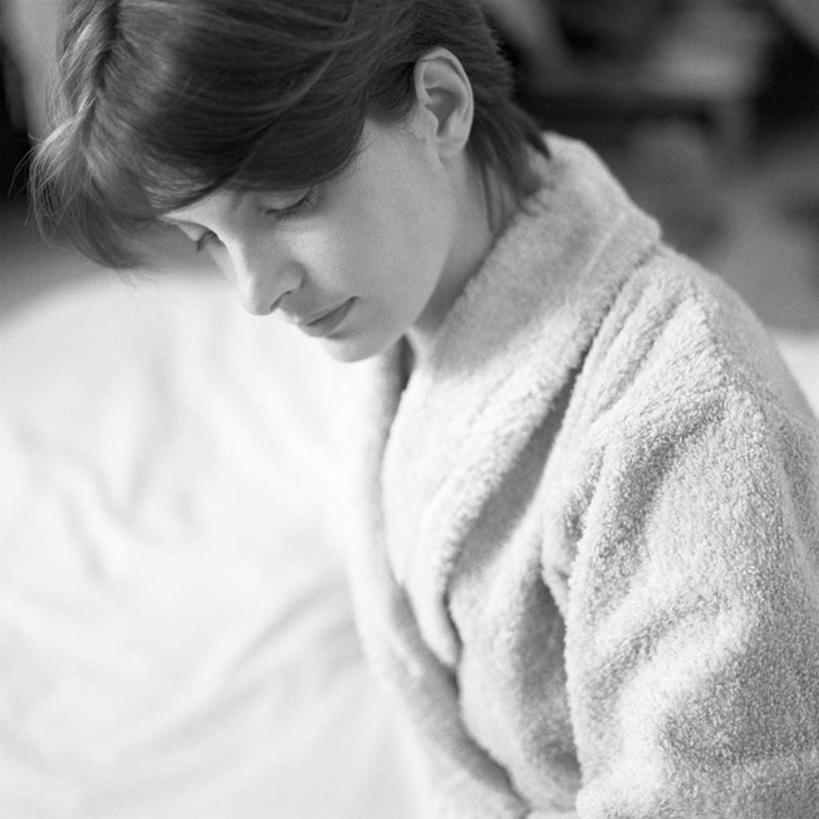 西方人,一个人,站,方图,黑白,室内,白天,正面,欧洲,欧洲人,仅一个年轻女性,仅一个女性,仅一个人,睡衣,朦胧,模糊,注视,低头,看,站着,关注,寝衣,年轻女性,女人,女性,白种人,站立,半身