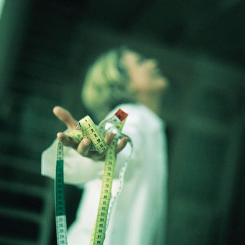 西方人,一个人,站,伸展双臂,方图,室内,白天,侧面,衬衫,装修,建筑,欧洲,欧洲人,仅一个年轻女性,仅一个女性,仅一个人,朦胧,模糊,测量,皮尺,刻度,注视,尺,软尺,观察,看,站着,观看,测量工具,尺子,察看,关注,量具,量仪,塑料卷尺,纤维尺,纤维圆尺,圆尺,年轻女性,女人,女性,白种人,敞开双臂,伸开双臂,抬头,仰头,展开双肩,站立,张开手臂,张开双臂,半身,彩图,衬衣