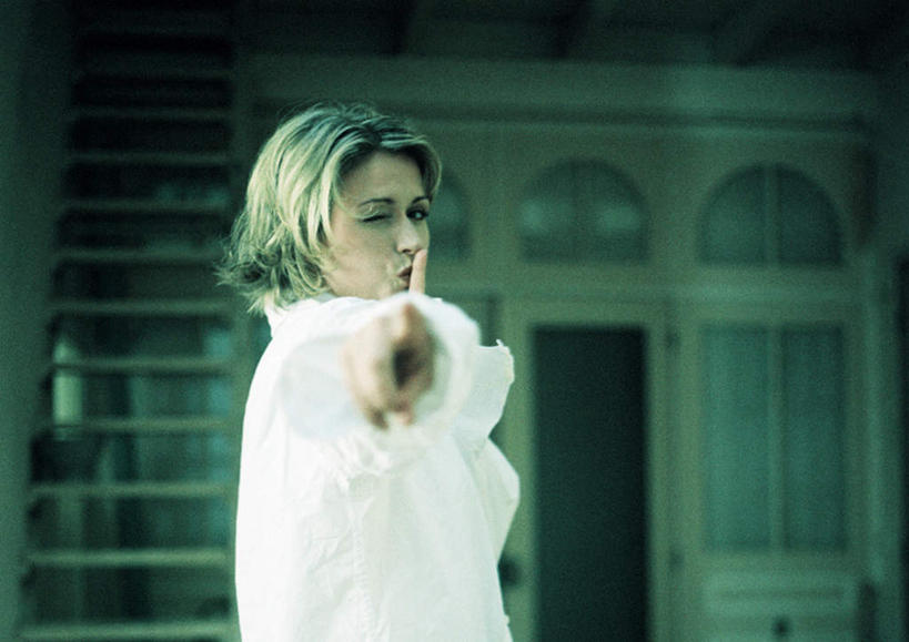 西方人,脸,头,脸颊,一个人,客厅,站,横图,室内,白天,侧面,衬衫,楼梯,门,欧洲,欧洲人,仅一个年轻女性,仅一个女性,仅一个人,指,朦胧,模糊,阶梯,注视,方向,台阶,白色,门框,观察,看,手势,站着,安静,观看,察看,起居室,指向,关注,闭嘴,年轻女性,女人,女性,白种人,头部,脸部,脸蛋,面部,站立,半身,彩图,衬衣