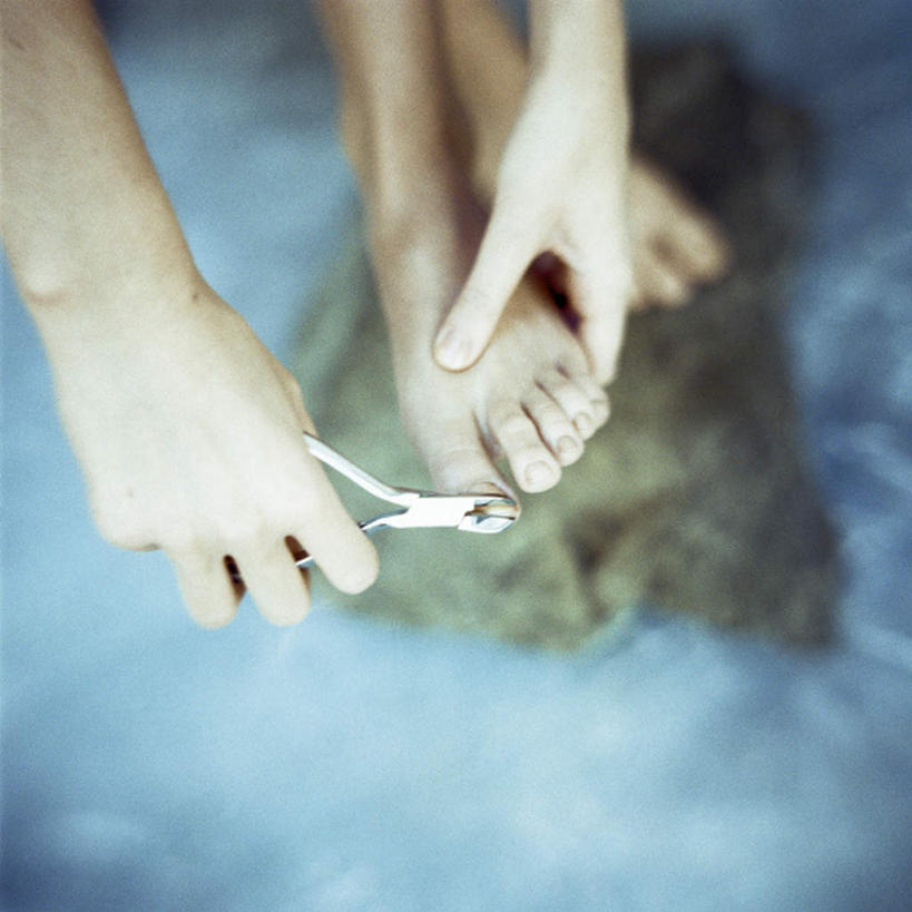 西方人,一个人,坐,方图,俯视,室内,特写,白天,欧洲,欧洲人,仅一个年轻女性,仅一个女性,仅一个人,修剪,朦胧,模糊,工具,剪刀,拿,拿着,剪,年轻女性,女人,女性,白种人,坐着,半身,彩图,高角度拍摄