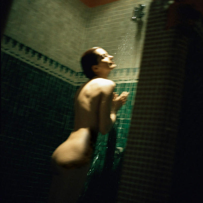 西方人,一个人,站,闭眼,方图,室内,白天,侧面,洗澡,冲洗,卫生间,浴室,欧洲,欧洲人,仅一个年轻女性,仅一个女性,仅一个人,飞溅,朦胧,模糊,溅,液体,灯光,顶灯,灯,花洒,莲蓬头,灯具,站着,照明设备,喷洒,喷雾头,年轻女性,女人,女性,白种人,淋浴房,闭眼睛,闭着眼,闭着眼睛,站立,半身,彩图,沐浴,冲凉房,沐浴间,沐浴室